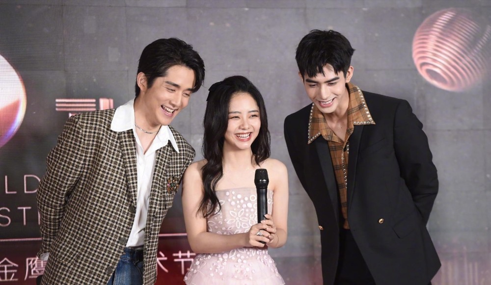 金鹰女神|宋茜穿30斤金鹰女神礼服亮相，生图曝出却被吐槽胖，发型太随意