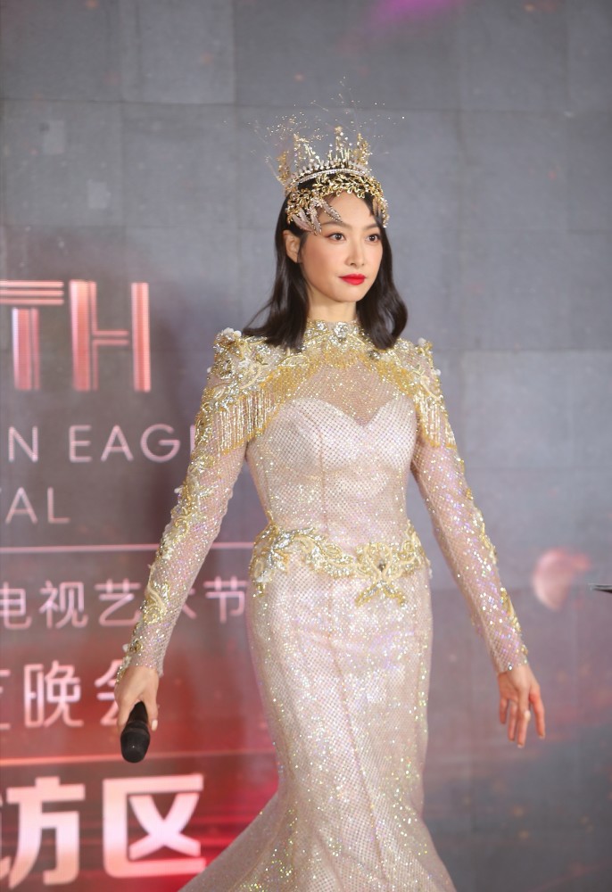金鹰女神|宋茜穿30斤金鹰女神礼服亮相，生图曝出却被吐槽胖，发型太随意