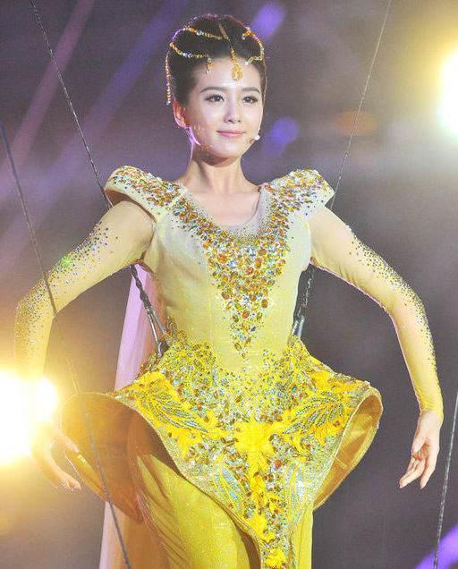 金鹰女神|宋茜金鹰女神造型显腰粗，她能否打破风光一时即扑街的女神魔咒？