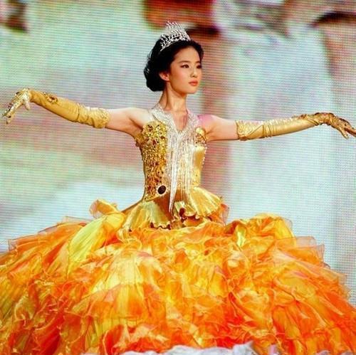 金鹰女神|宋茜金鹰女神造型显腰粗，她能否打破风光一时即扑街的女神魔咒？