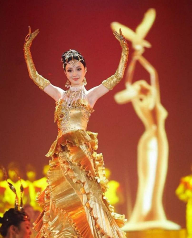 金鹰女神|宋茜金鹰女神造型显腰粗，她能否打破风光一时即扑街的女神魔咒？