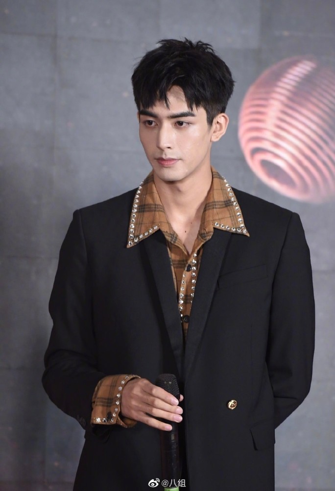 谭松韵|张新成谭松韵宋威龙金鹰节重聚，同台献唱引发回忆杀，造型挺美发型却减分？