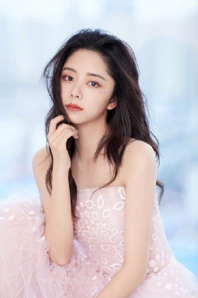 谭松韵|张新成谭松韵宋威龙金鹰节重聚，同台献唱引发回忆杀，造型挺美发型却减分？