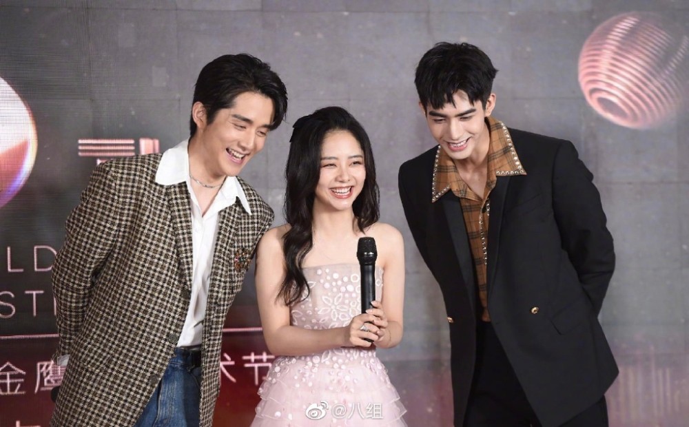 谭松韵|张新成谭松韵宋威龙金鹰节重聚，同台献唱引发回忆杀，造型挺美发型却减分？