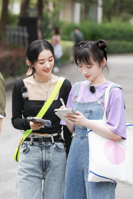 李浩菲讲与赵丽颖相处细节为其庆生,喊话网友不要用耳朵去了解一个人