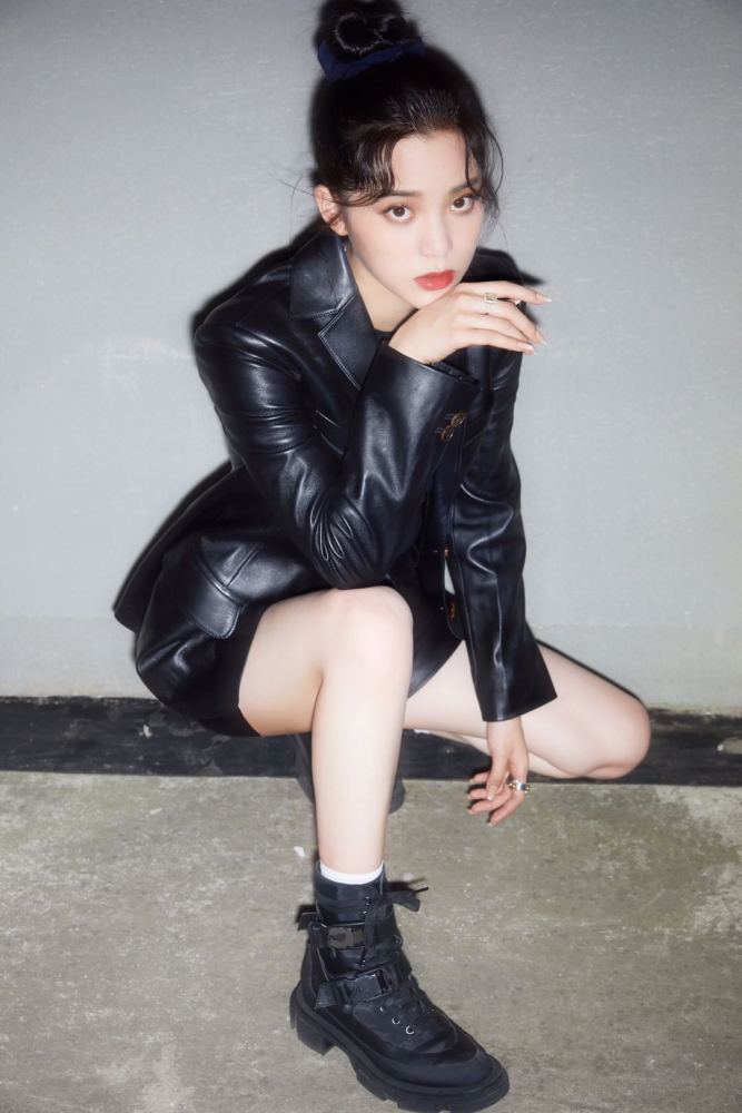 欧阳娜娜穿皮夹克搭配皮短裤超帅就是有点显腿粗