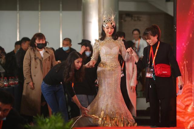 金鹰节现场开幕式灯光师乱打光金鹰女神宋茜显得又胖又肥
