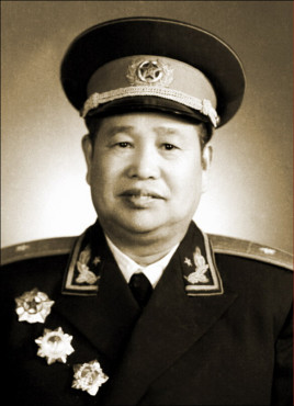 八,郑友生(1912年—1991年),一九六一年晋升为少将军衔.