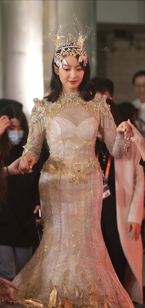 金鹰女神|宋茜穿30斤金鹰女神礼服亮相，生图曝出却被吐槽胖，发型太随意