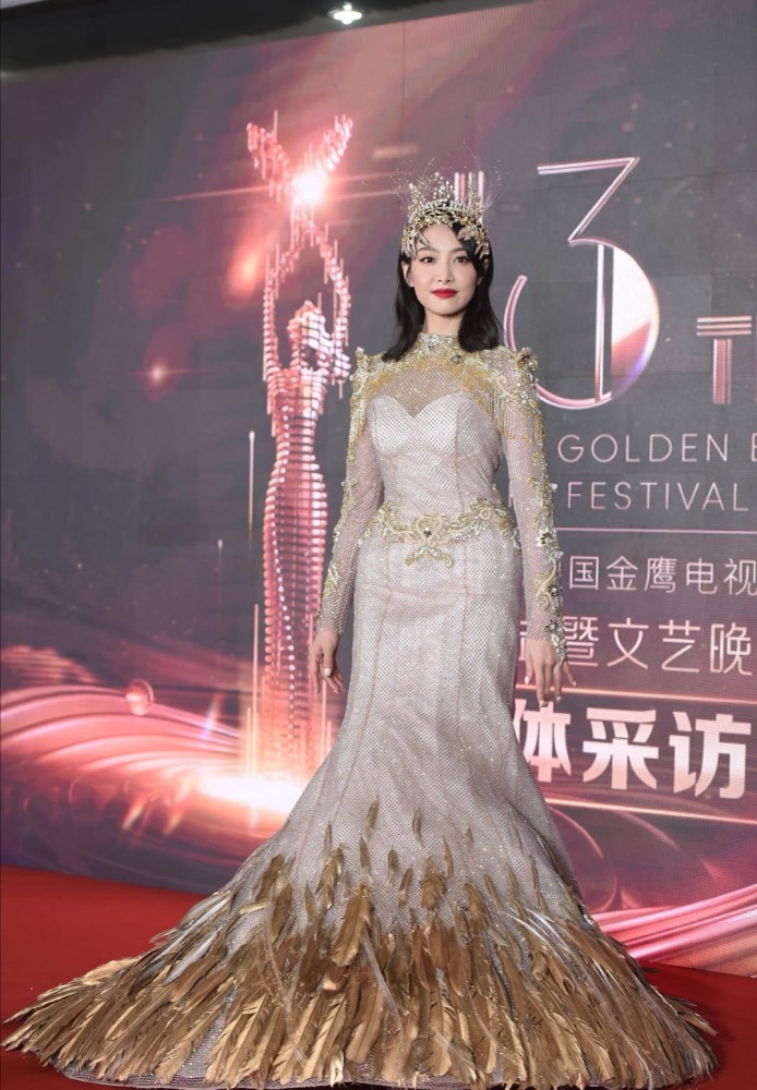 金鹰女神|宋茜穿30斤金鹰女神礼服亮相，生图曝出却被吐槽胖，发型太随意