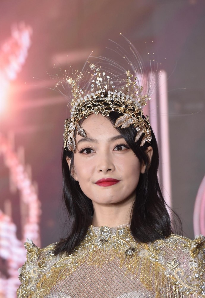 金鹰女神|宋茜穿30斤金鹰女神礼服亮相，生图曝出却被吐槽胖，发型太随意