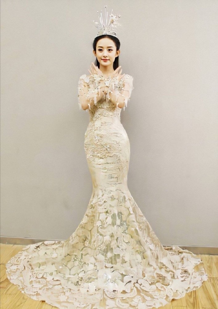 金鹰女神|宋茜穿30斤金鹰女神礼服亮相，生图曝出却被吐槽胖，发型太随意