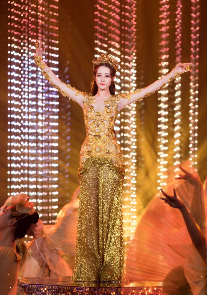 金鹰女神|宋茜穿30斤金鹰女神礼服亮相，生图曝出却被吐槽胖，发型太随意