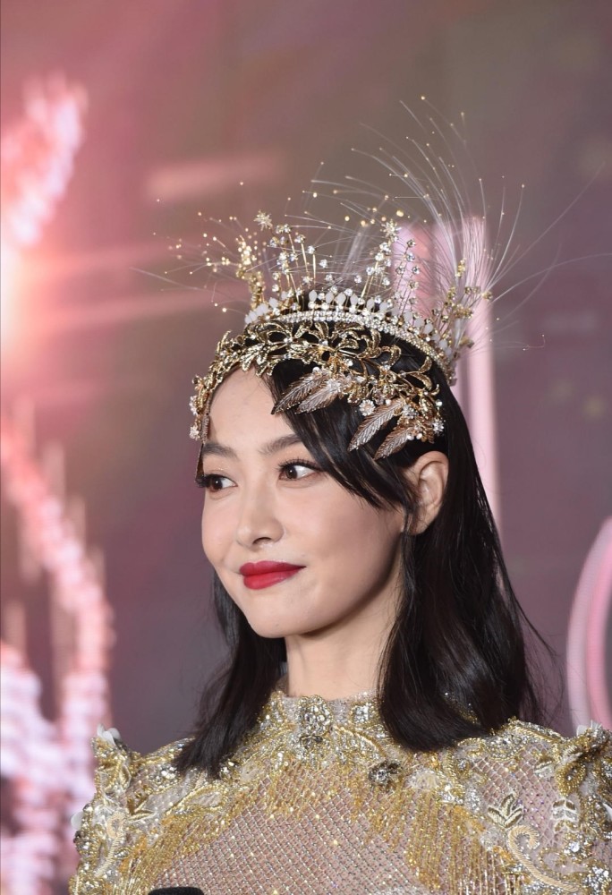金鹰女神|宋茜穿30斤金鹰女神礼服亮相，生图曝出却被吐槽胖，发型太随意