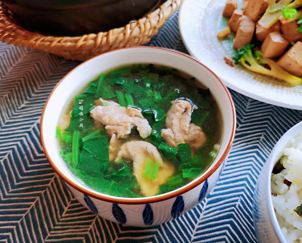 一人午餐一蔬一汤一粗粮饭,豆腐鲜香入味,汤味清爽鲜美肉片嫩滑