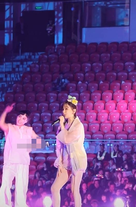 王心凌|王心凌成过气歌手？演唱会现场保安比观众还多，被嘲38岁仍扮可爱少女