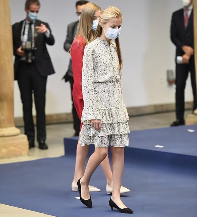 莱昂诺尔公主穿碎花裙显老气!妹妹一身红裙太女神,比姐姐高半头