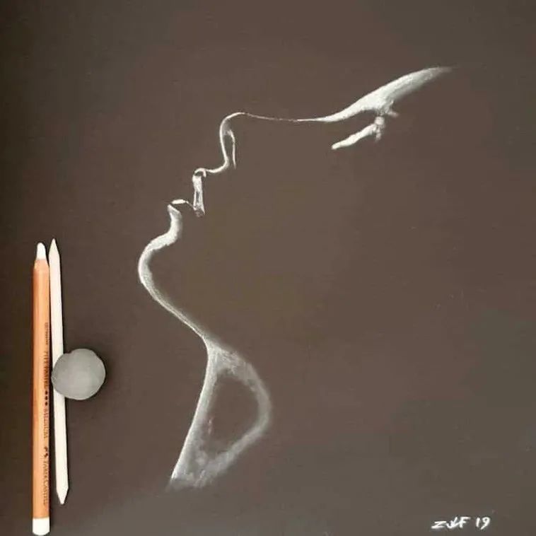 这两位画家的素描作品真的会发光究竟是怎么做到的