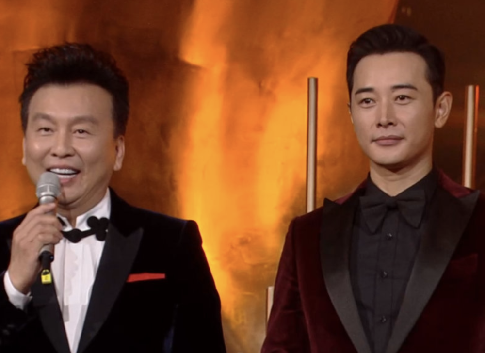 金鹰节开幕式|第13届金鹰节开幕式汪涵、关晓彤双双翻车，一旁的童谣超尴尬