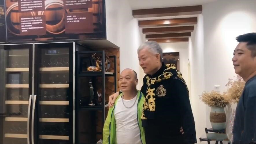 新义安"总管"林江罕有现身,满头白发气场十足,曾为向家打天下_腾讯