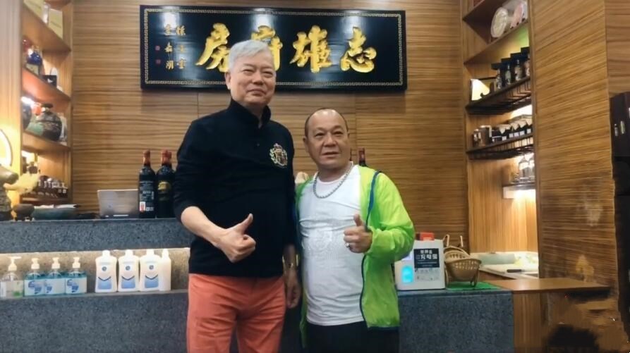 新义安"总管"林江罕有现身,满头白发气场十足,曾为向家打天下_腾讯