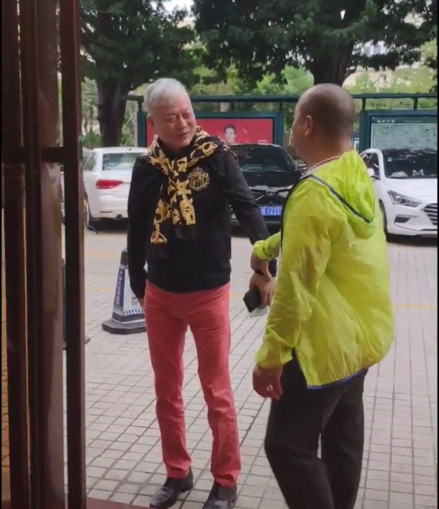 新义安"总管"林江罕有现身,满头白发气场十足,曾为向家打天下_腾讯