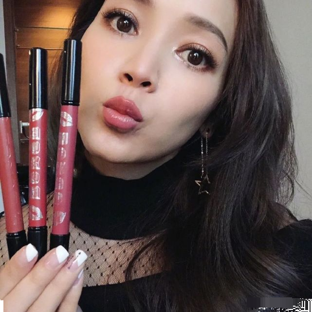 昆凌隔空内涵侯佩岑,暗地里却把对方爱好学了十成?