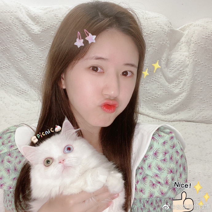 宋茜|宋茜被嘲一整晚还不够，赵露思深夜点赞宋茜负面帖子，雪上加霜！