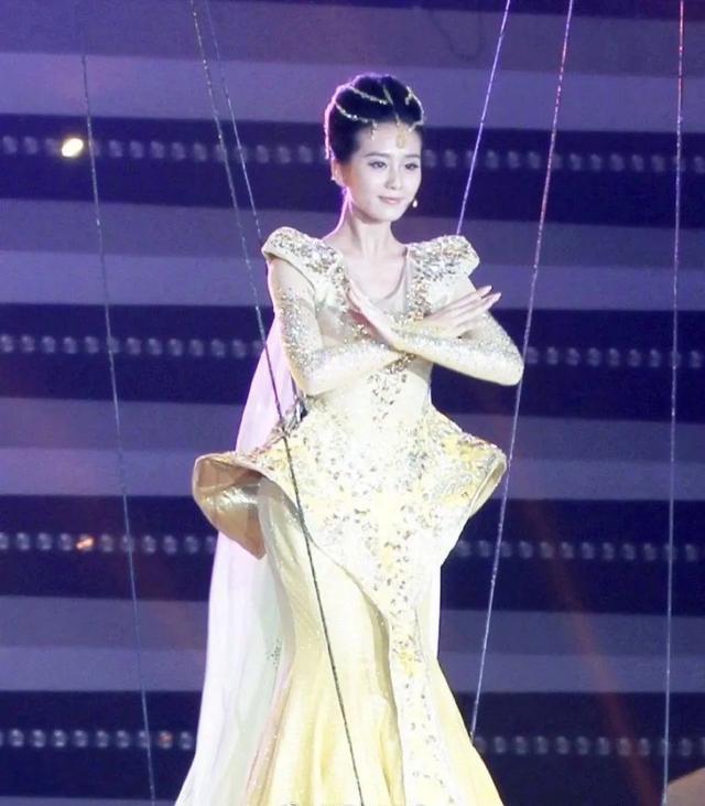 金鹰女神|赵露思点赞宋茜30斤战袍奇怪，金鹰女神甩锅，设计师真该挨打？