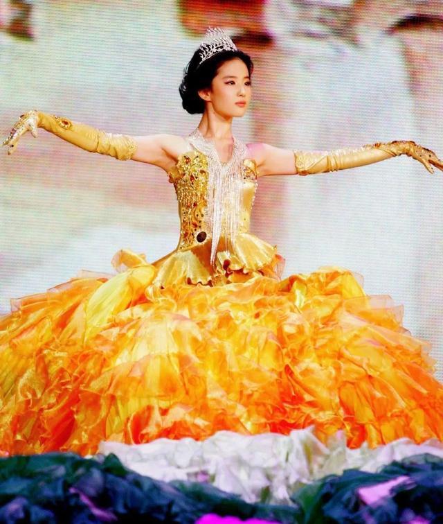 金鹰女神|赵露思点赞宋茜30斤战袍奇怪，金鹰女神甩锅，设计师真该挨打？