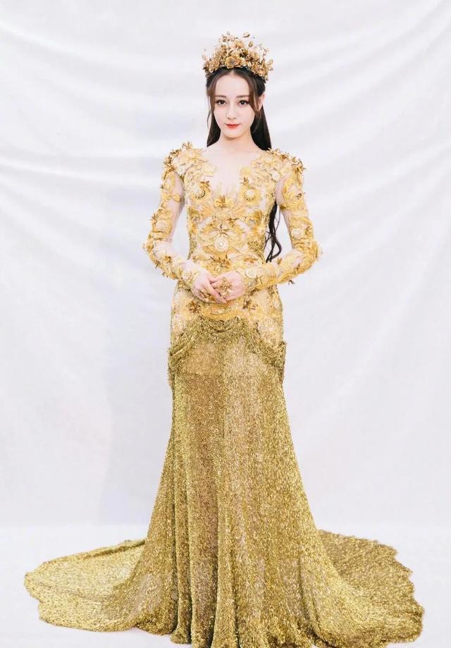 金鹰女神|赵露思点赞宋茜30斤战袍奇怪，金鹰女神甩锅，设计师真该挨打？