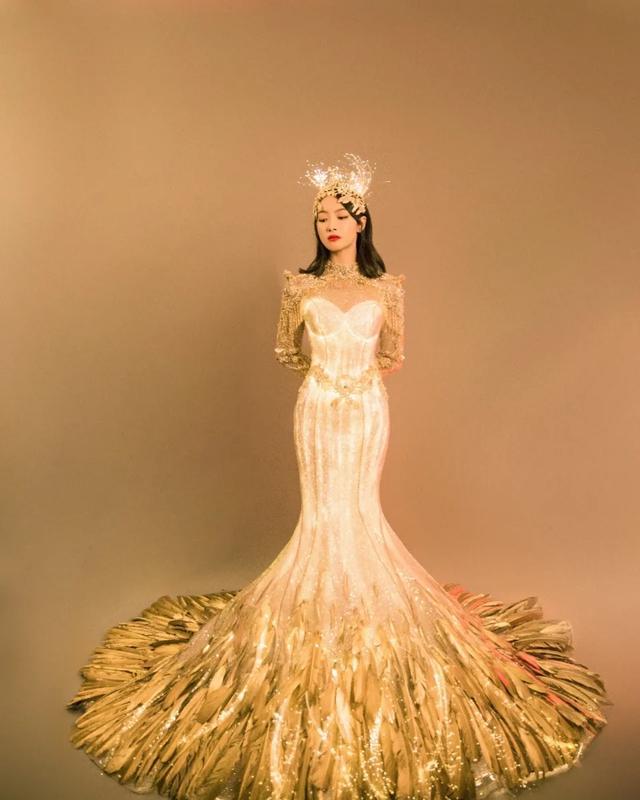 金鹰女神|赵露思点赞宋茜30斤战袍奇怪，金鹰女神甩锅，设计师真该挨打？