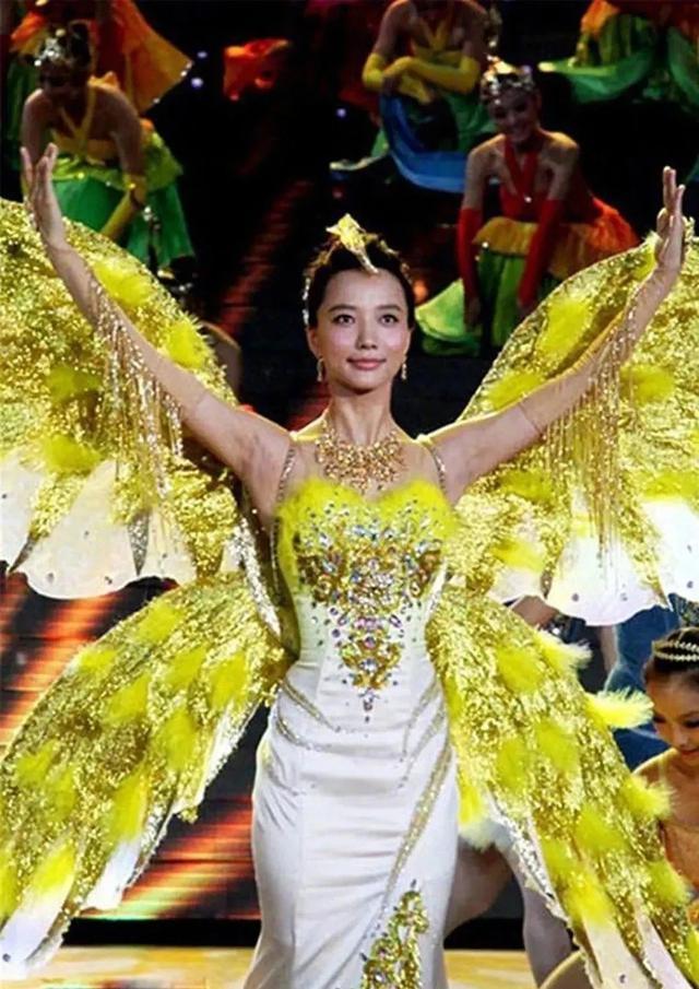 金鹰女神|赵露思点赞宋茜30斤战袍奇怪，金鹰女神甩锅，设计师真该挨打？