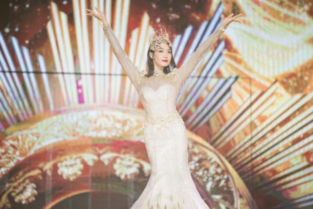 金鹰女神|赵露思点赞宋茜30斤战袍奇怪，金鹰女神甩锅，设计师真该挨打？