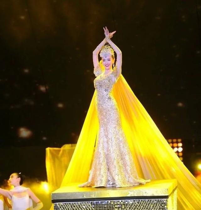 金鹰女神|赵露思点赞宋茜30斤战袍奇怪，金鹰女神甩锅，设计师真该挨打？