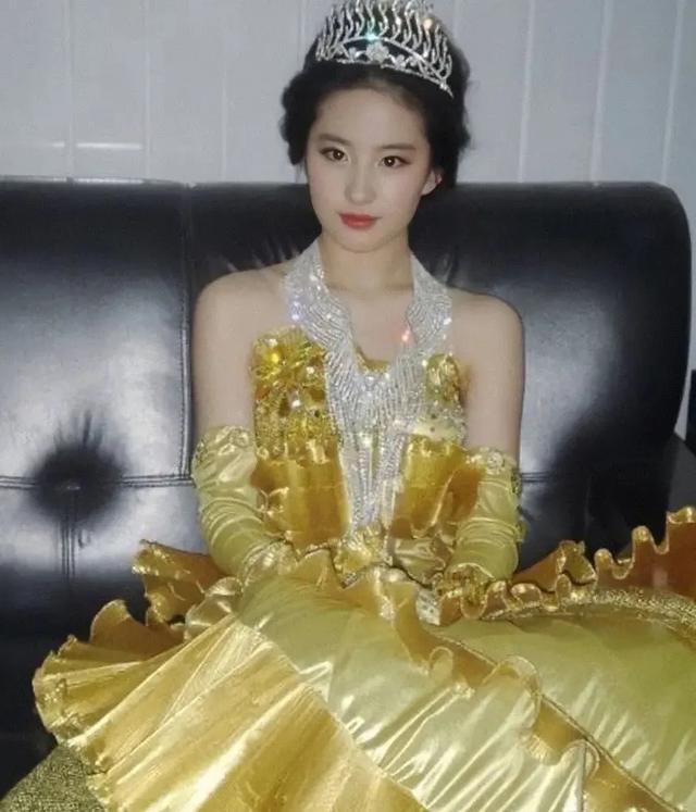 金鹰女神|赵露思点赞宋茜30斤战袍奇怪，金鹰女神甩锅，设计师真该挨打？