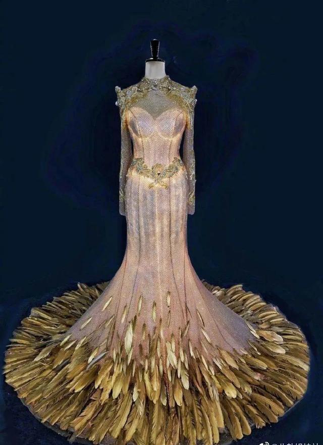 金鹰女神|赵露思点赞宋茜30斤战袍奇怪，金鹰女神甩锅，设计师真该挨打？