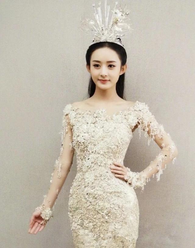 金鹰女神|赵露思点赞宋茜30斤战袍奇怪，金鹰女神甩锅，设计师真该挨打？