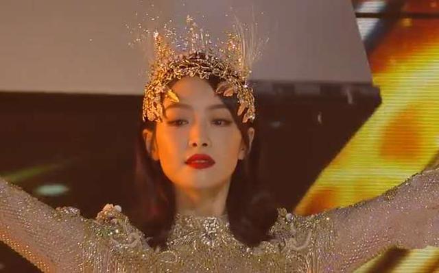 金鹰女神|赵露思点赞宋茜30斤战袍奇怪，金鹰女神甩锅，设计师真该挨打？