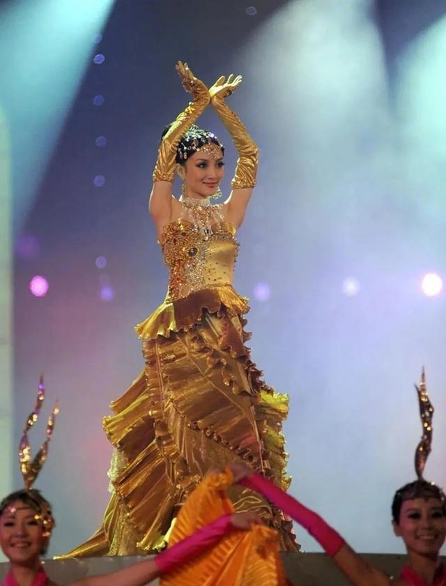 金鹰女神|赵露思点赞宋茜30斤战袍奇怪，金鹰女神甩锅，设计师真该挨打？