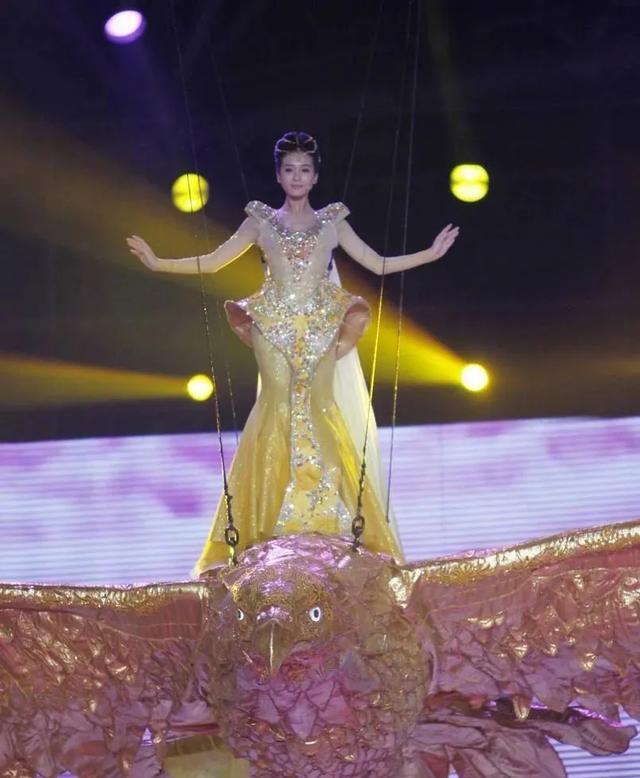 金鹰女神|赵露思点赞宋茜30斤战袍奇怪，金鹰女神甩锅，设计师真该挨打？