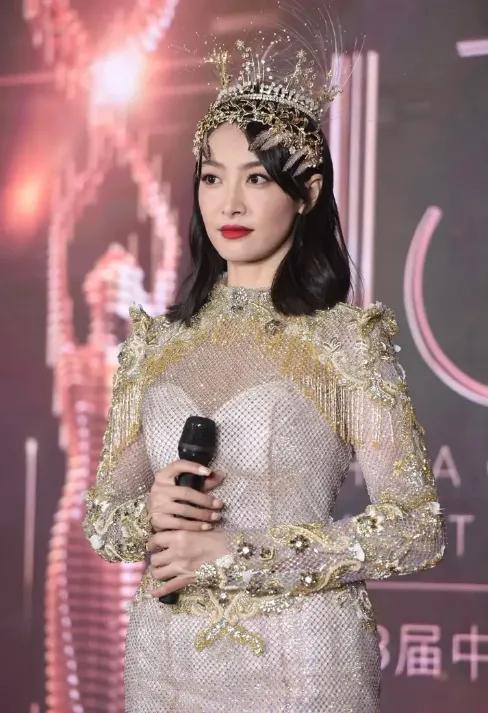 金鹰女神|赵露思点赞宋茜30斤战袍奇怪，金鹰女神甩锅，设计师真该挨打？