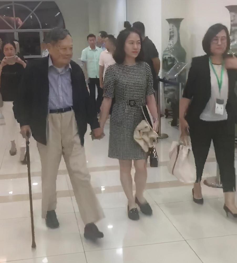翁帆|翁帆和98岁杨振宁十指紧扣，扎丸子头更显年轻，脸上浮现幸福微笑