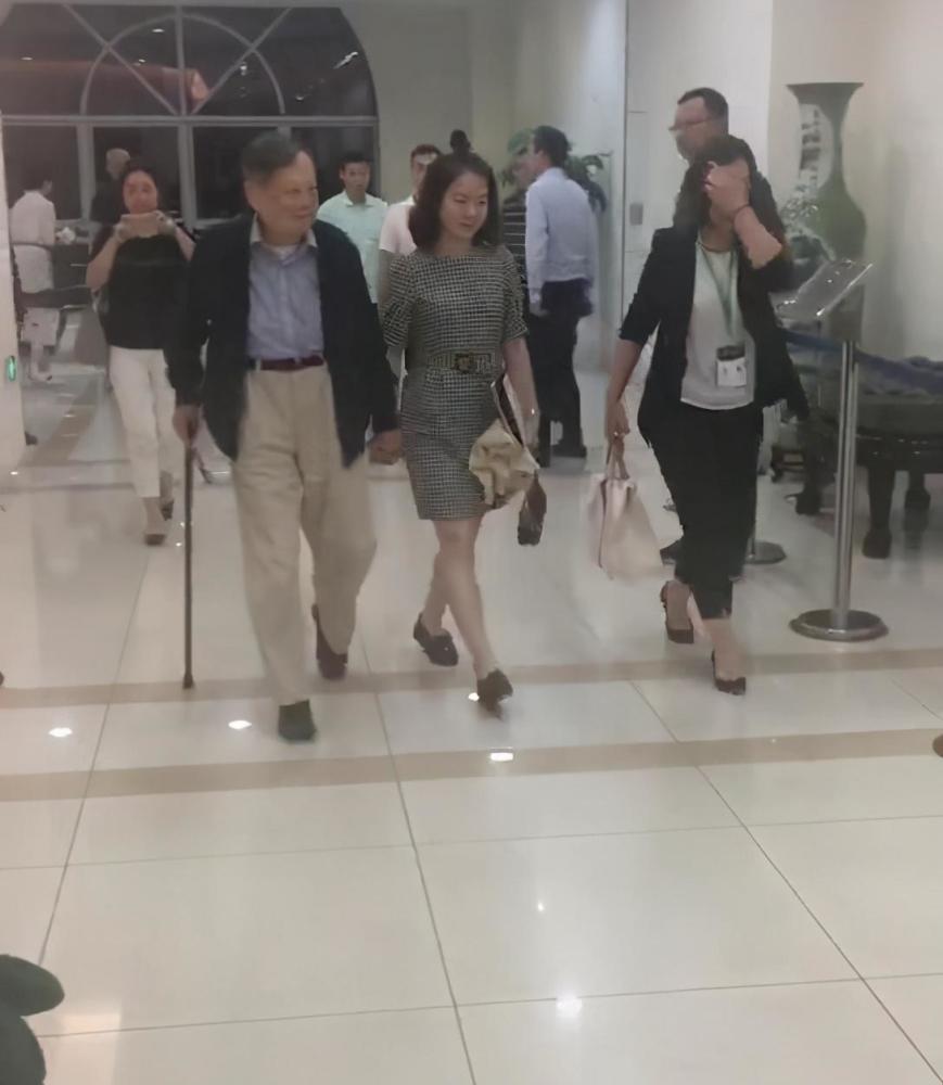 翁帆|翁帆和98岁杨振宁十指紧扣，扎丸子头更显年轻，脸上浮现幸福微笑