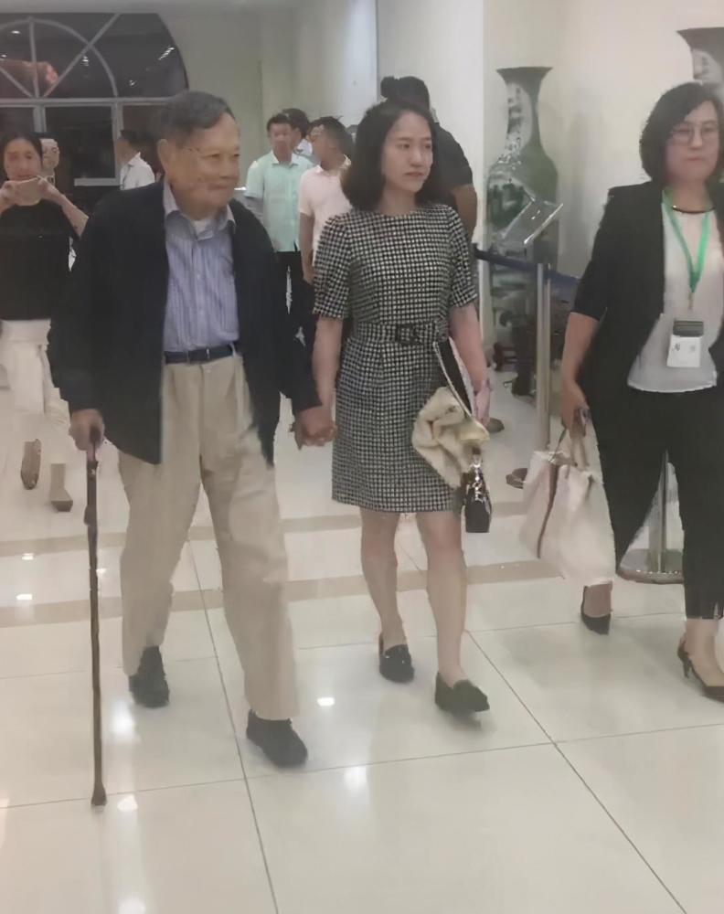 翁帆|翁帆和98岁杨振宁十指紧扣，扎丸子头更显年轻，脸上浮现幸福微笑