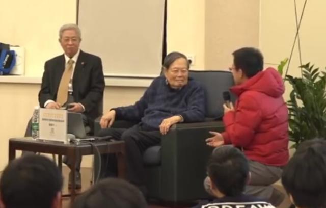 翁帆|翁帆和98岁杨振宁十指紧扣，扎丸子头更显年轻，脸上浮现幸福微笑