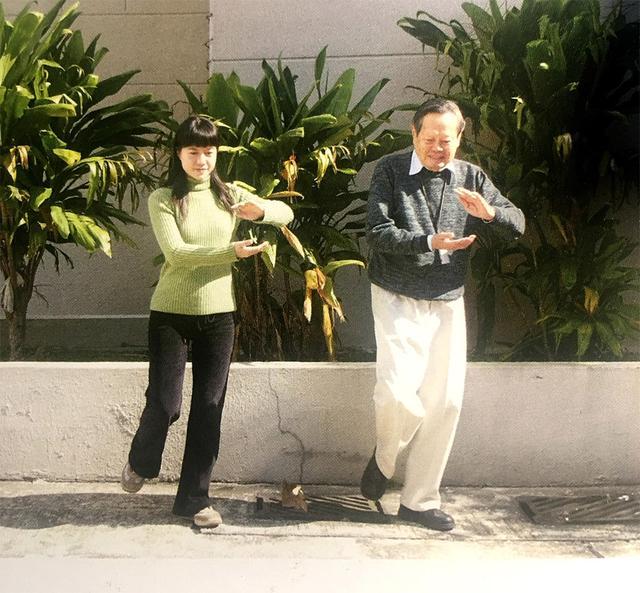 翁帆|翁帆和98岁杨振宁十指紧扣，扎丸子头更显年轻，脸上浮现幸福微笑