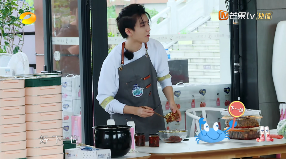 杨超越|《中餐厅》杨超越暴露真实力，唱歌跑调不如素人，王俊凯评价扎心