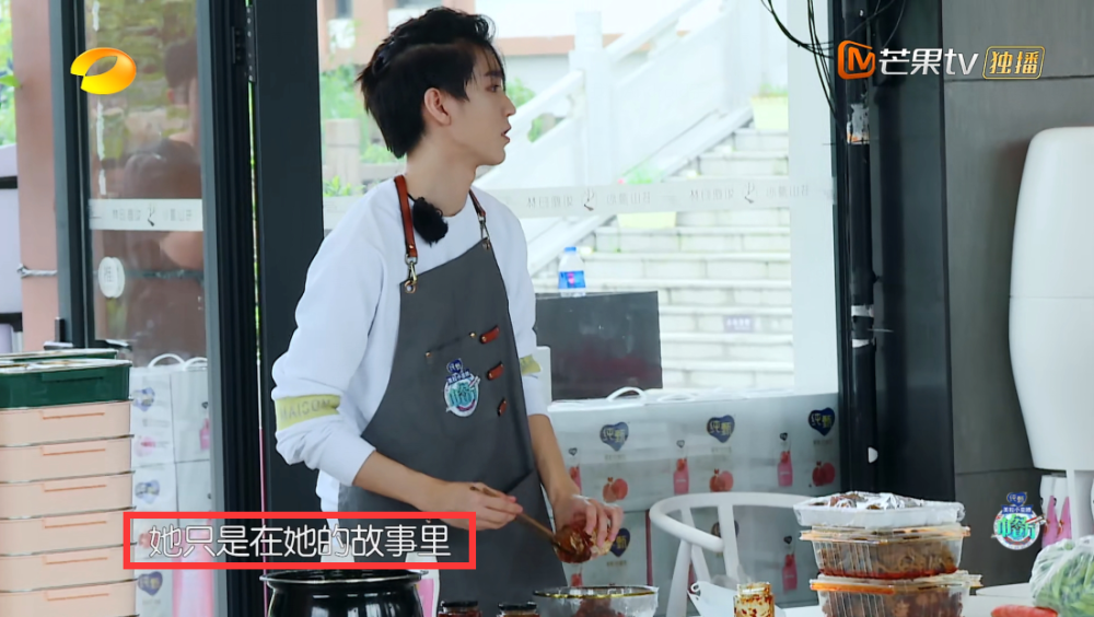 杨超越|《中餐厅》杨超越暴露真实力，唱歌跑调不如素人，王俊凯评价扎心