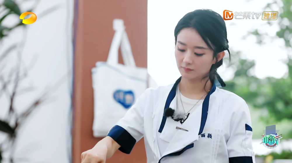 杨超越|《中餐厅》杨超越暴露真实力，唱歌跑调不如素人，王俊凯评价扎心